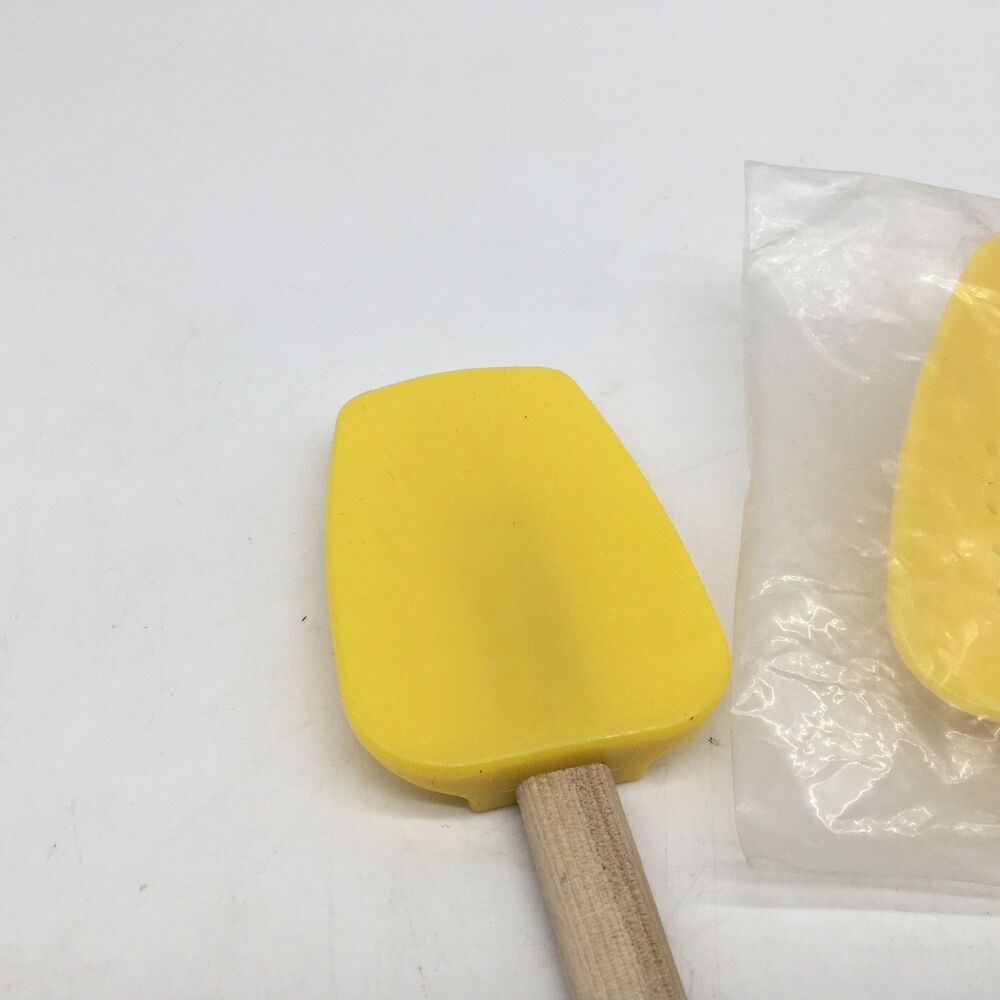 Le Creuset Silicone Spatulas Red Yellow Beech Wood Handle Set of 2 Never Used - Picture 3 of 10